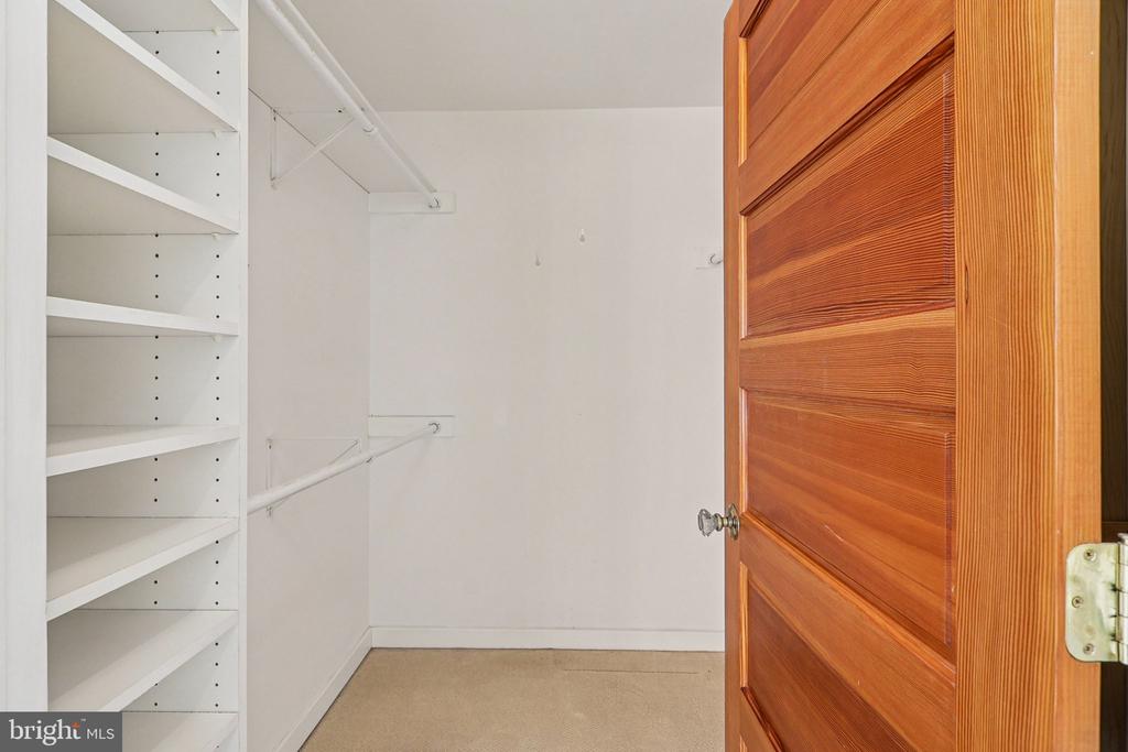 1922 S ARLINGTON RIDGE ROAD