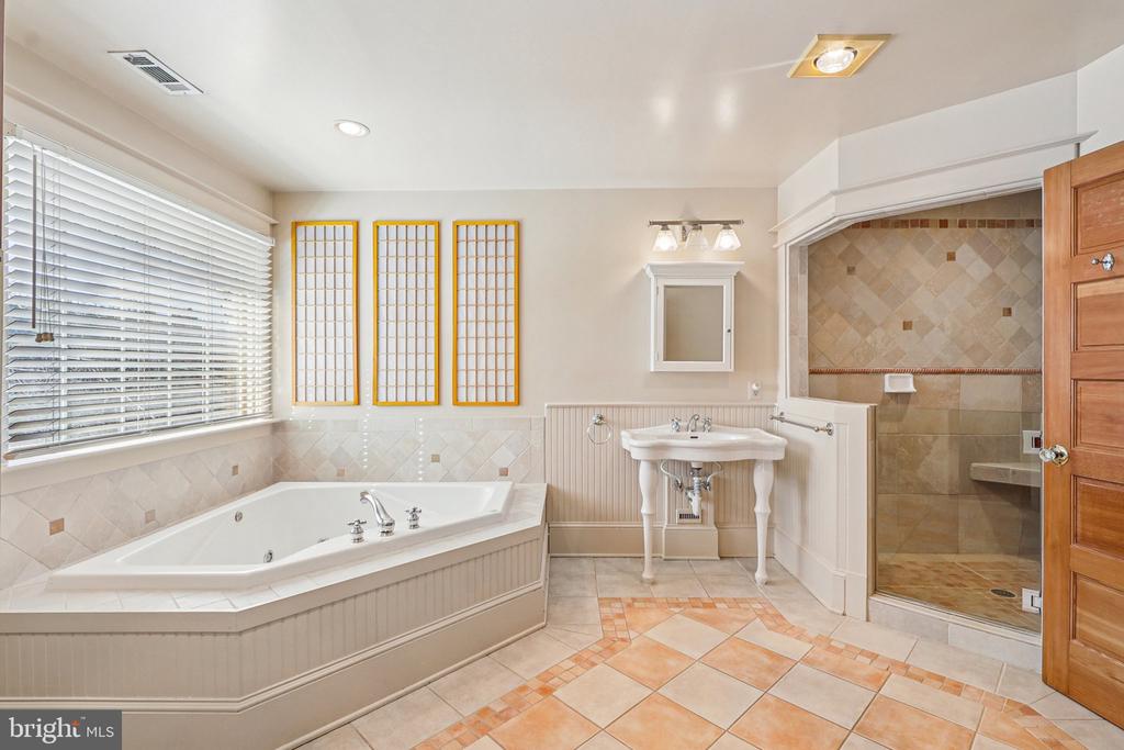 1922 S ARLINGTON RIDGE ROAD