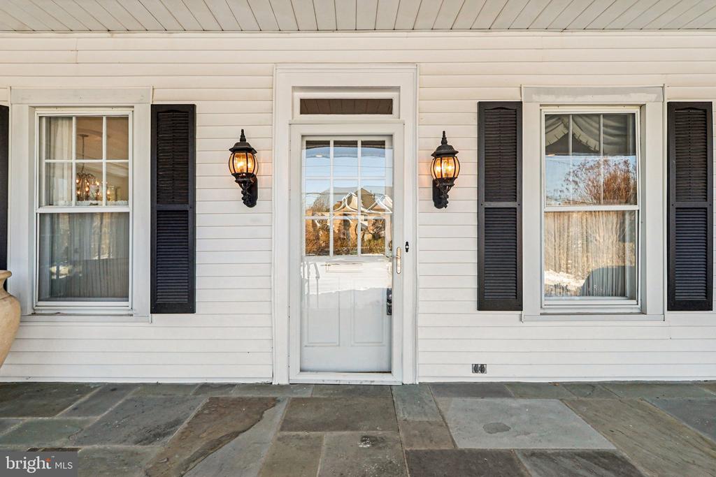 1922 S ARLINGTON RIDGE ROAD