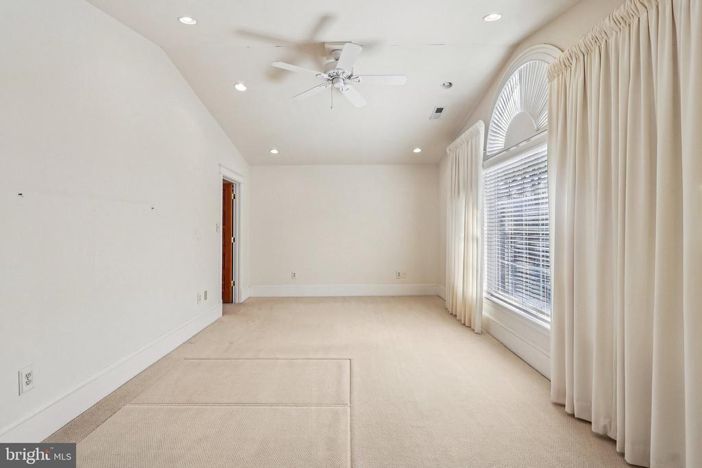 1922 S ARLINGTON RIDGE ROAD