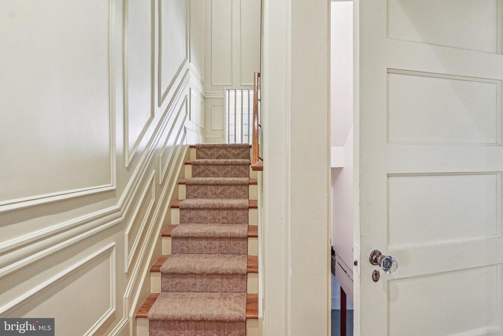 1922 S ARLINGTON RIDGE ROAD