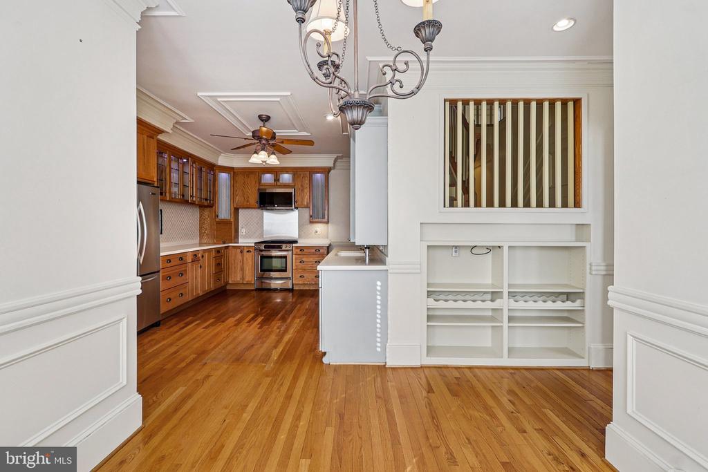 1922 S ARLINGTON RIDGE ROAD