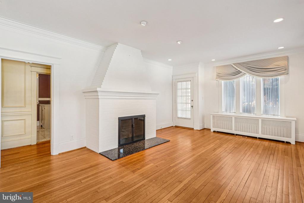 1922 S ARLINGTON RIDGE ROAD