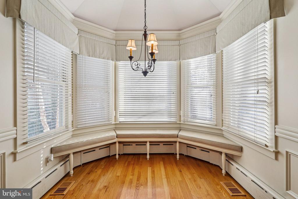 1922 S ARLINGTON RIDGE ROAD