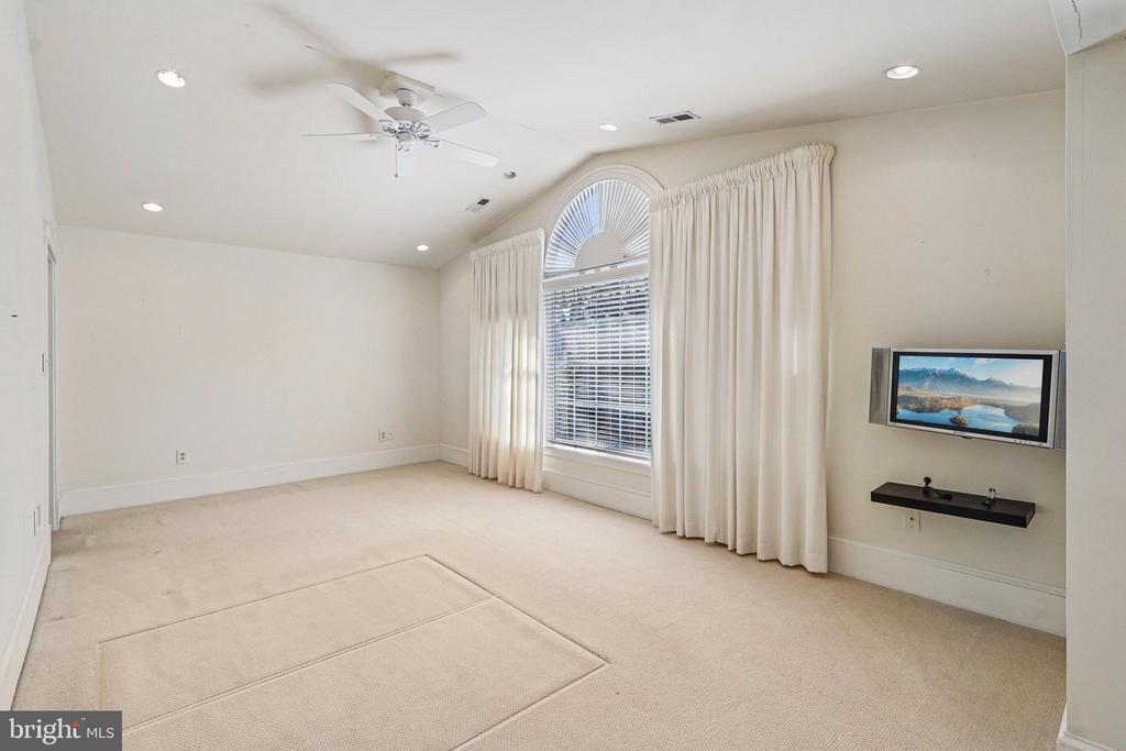 1922 S ARLINGTON RIDGE ROAD