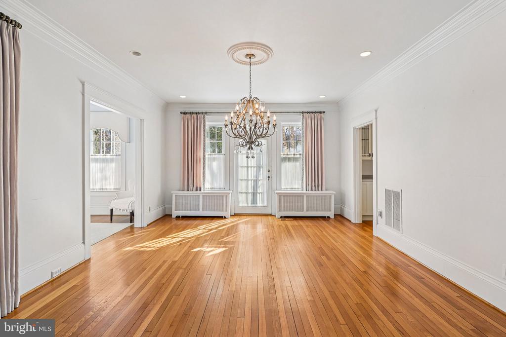 1922 S ARLINGTON RIDGE ROAD
