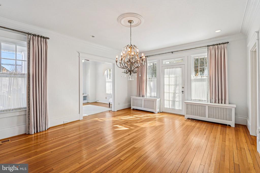 1922 S ARLINGTON RIDGE ROAD