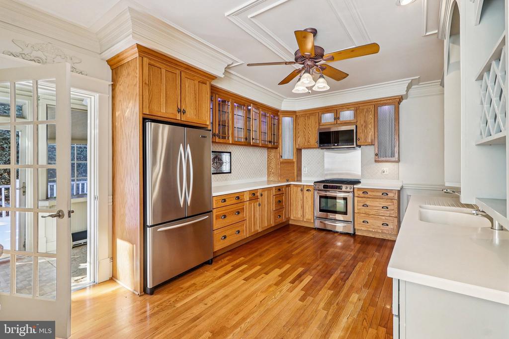 1922 S ARLINGTON RIDGE ROAD