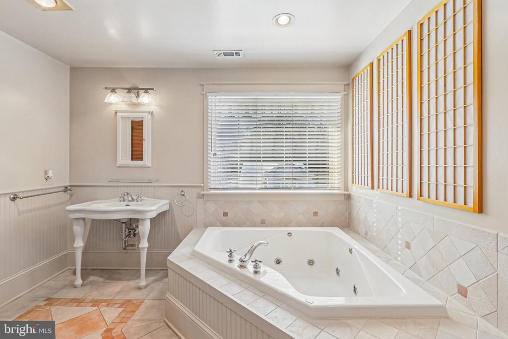 1922 S ARLINGTON RIDGE ROAD