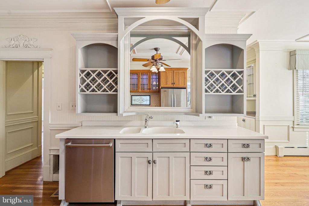 1922 S ARLINGTON RIDGE ROAD