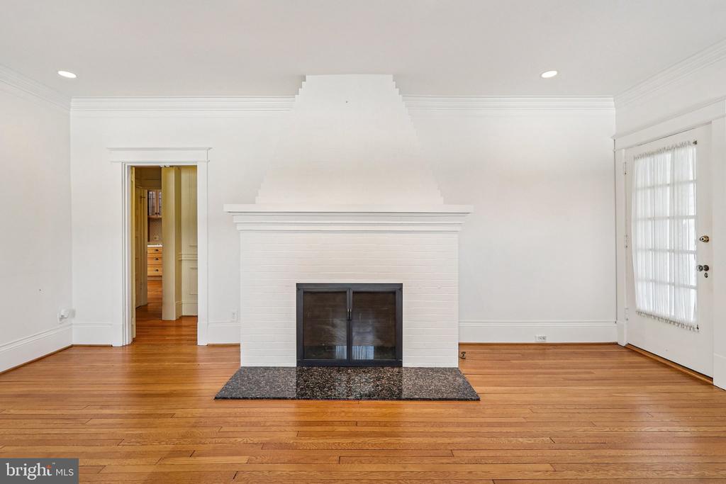 1922 S ARLINGTON RIDGE ROAD