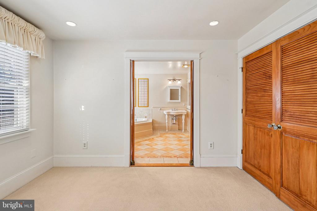 1922 S ARLINGTON RIDGE ROAD