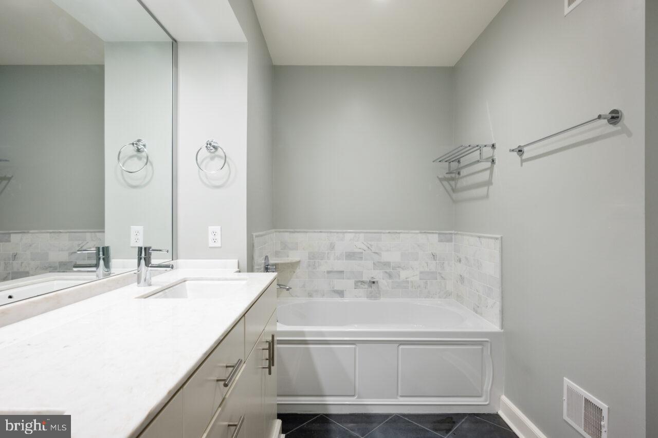 910 POWHATAN STREET 103N