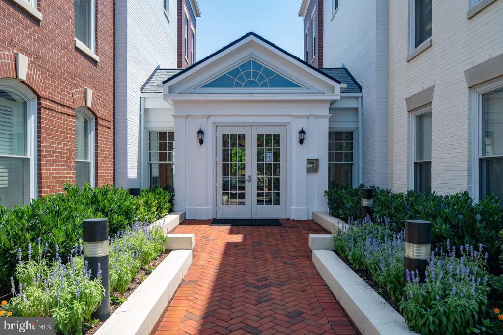 910 POWHATAN STREET 103N
