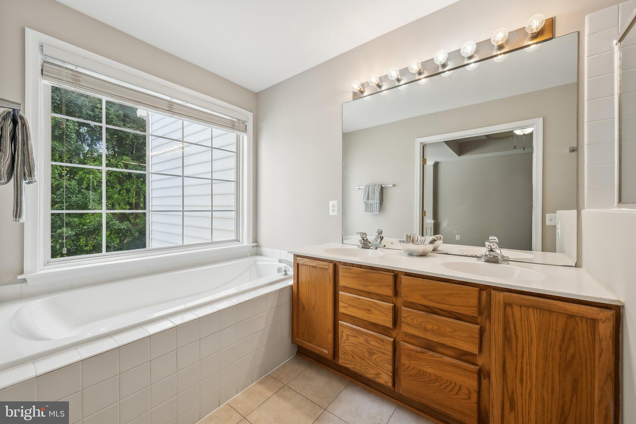 5433 SUMMER LEAF LANE