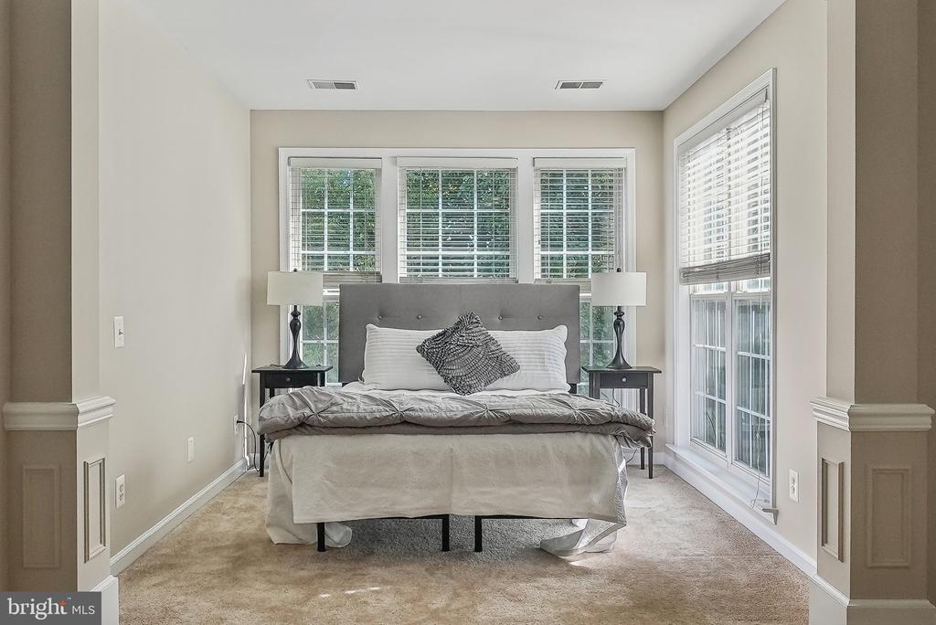 5433 SUMMER LEAF LANE