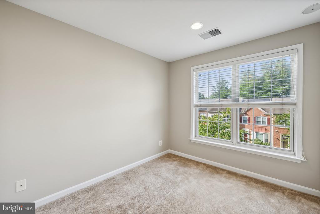 5433 SUMMER LEAF LANE