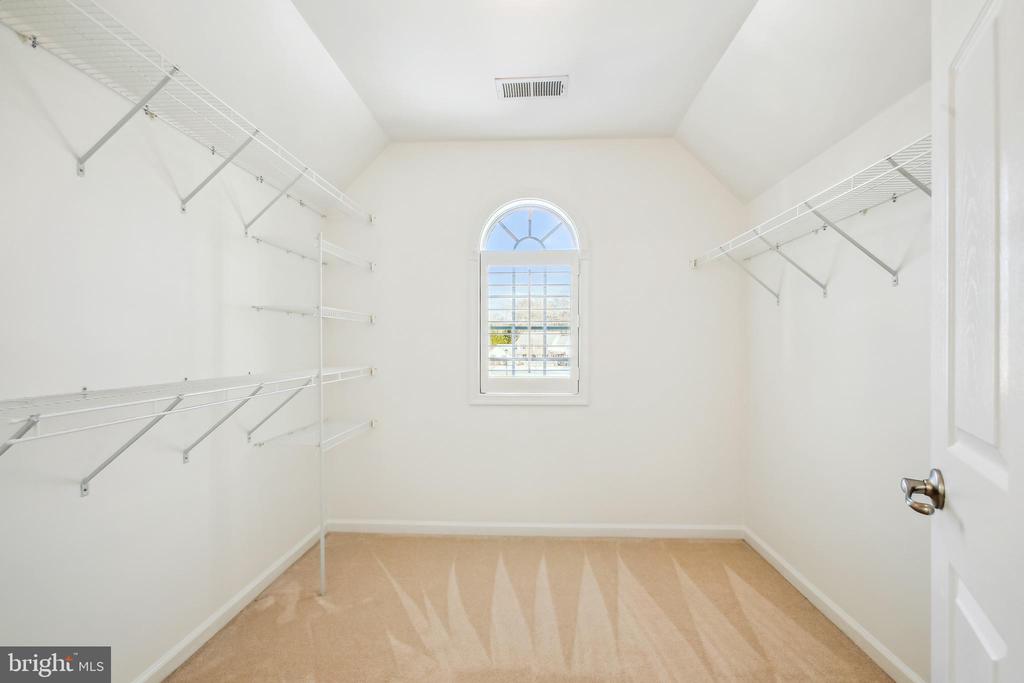 5005 HALLEY FARM COURT