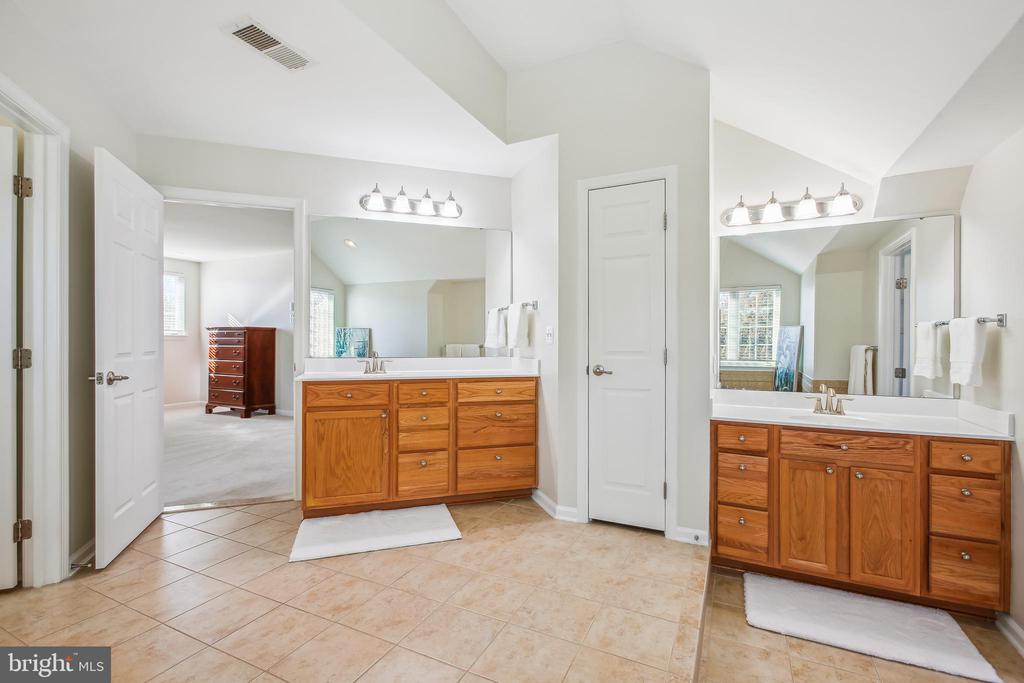 5005 HALLEY FARM COURT