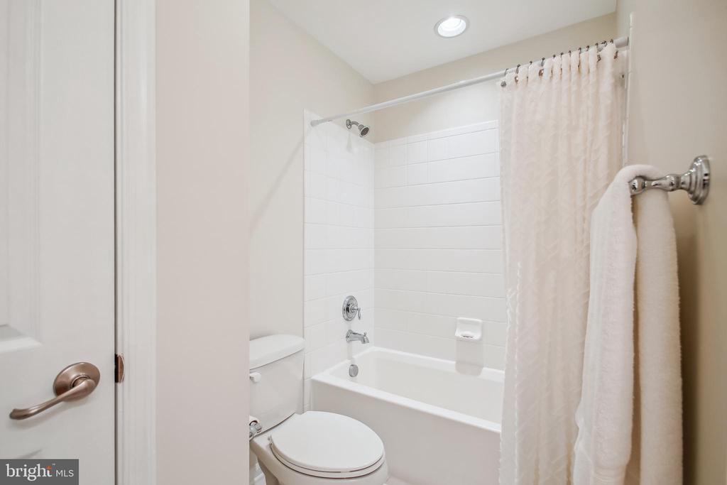 5005 HALLEY FARM COURT