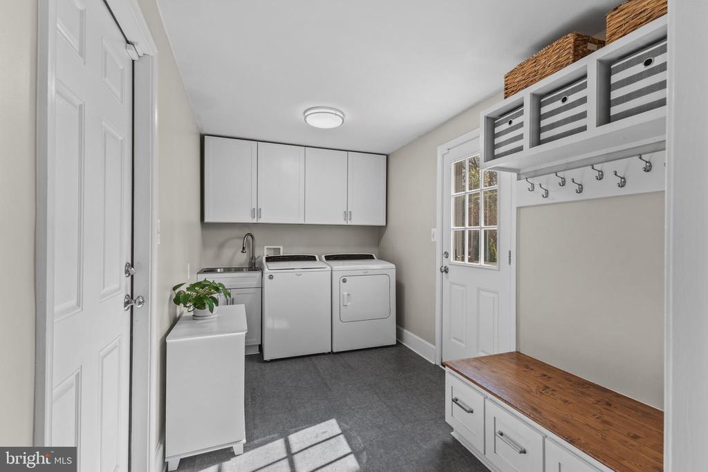 3719 CARRIAGE HOUSE COURT