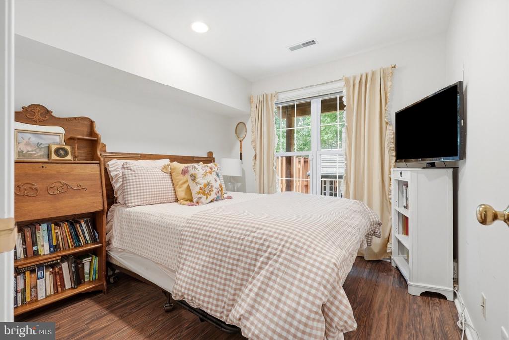 5439 SUMMER LEAF LANE