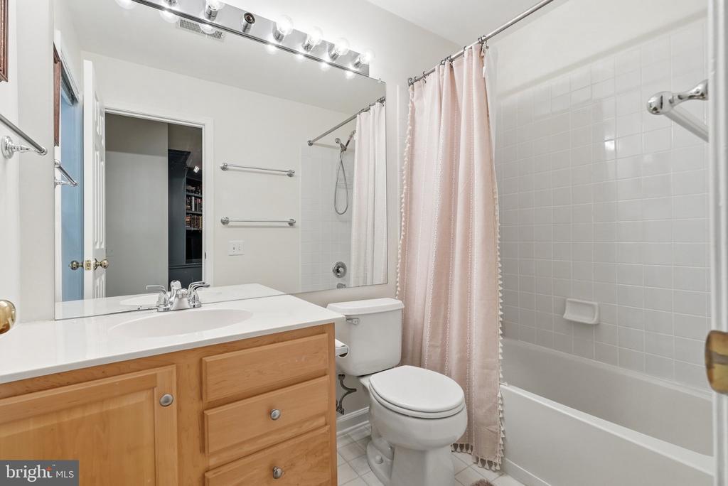 5439 SUMMER LEAF LANE
