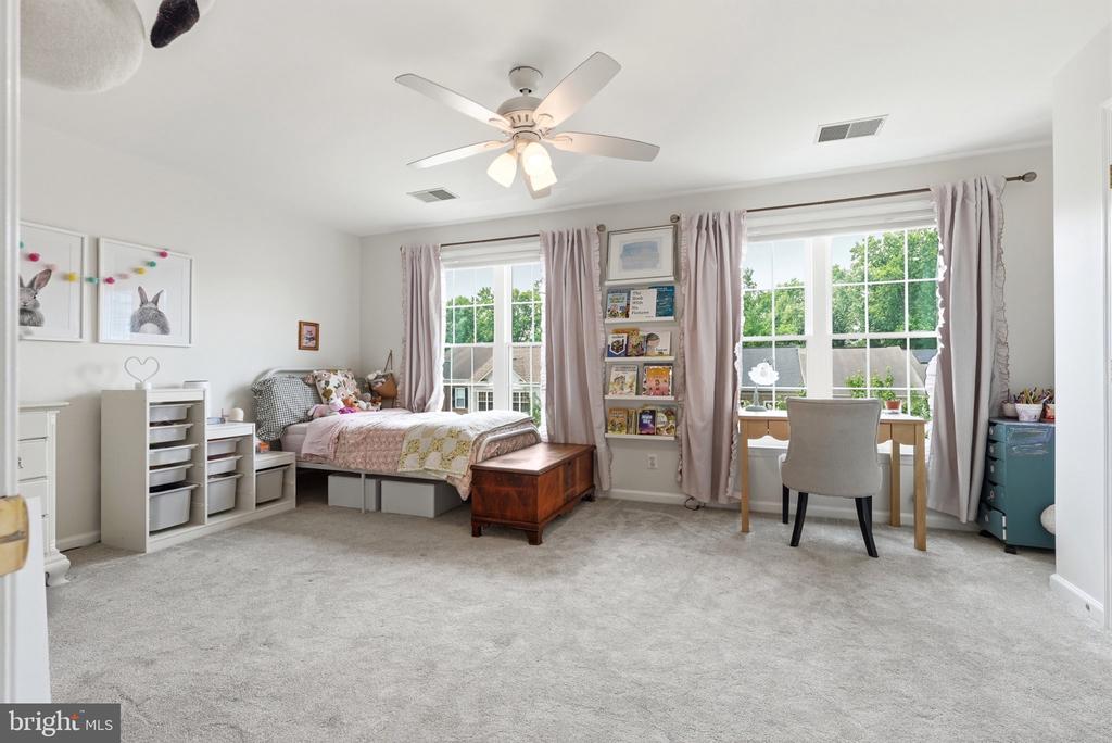 5439 SUMMER LEAF LANE