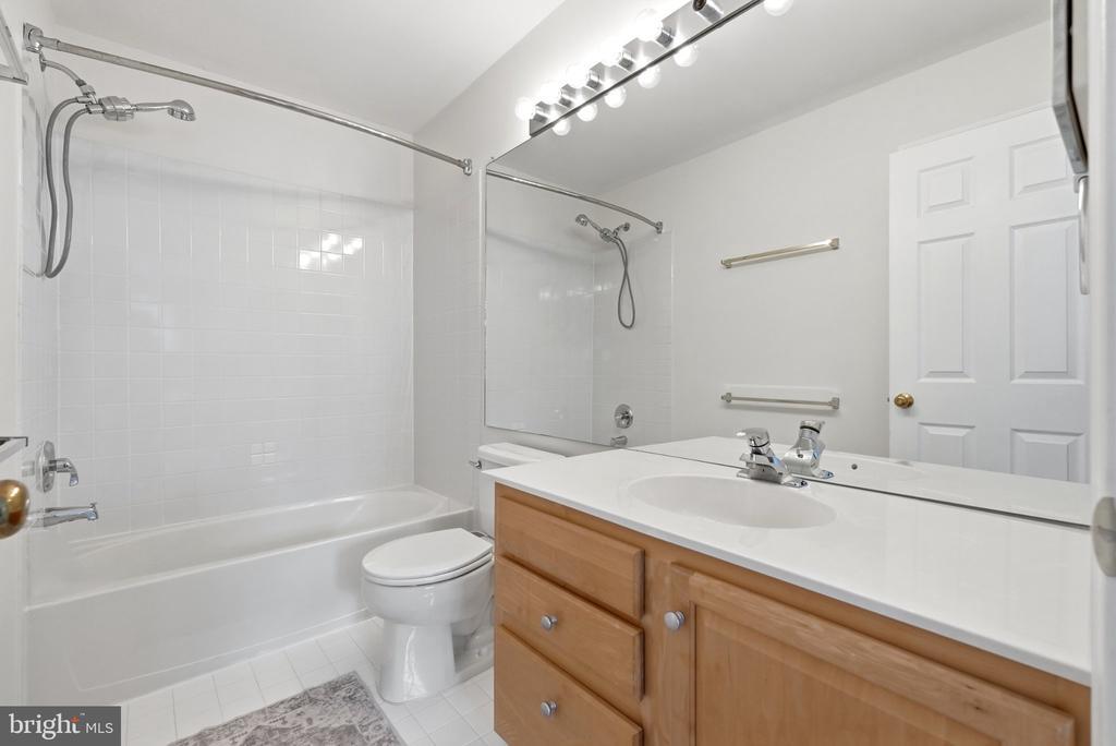 5439 SUMMER LEAF LANE