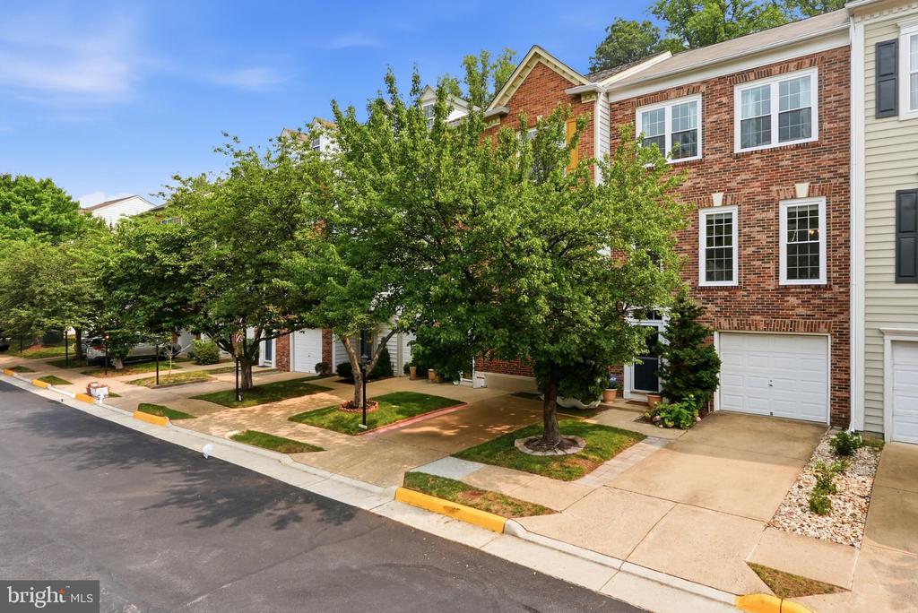 5439 SUMMER LEAF LANE
