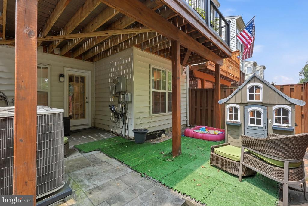 5439 SUMMER LEAF LANE