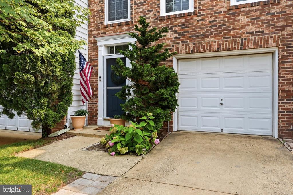 5439 SUMMER LEAF LANE