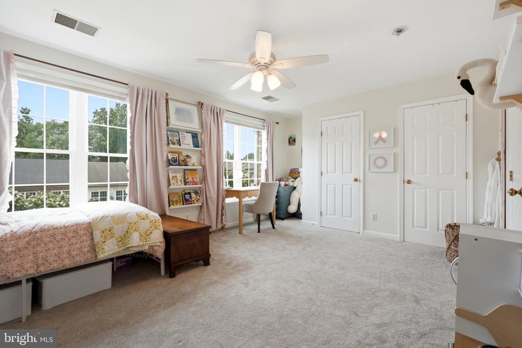 5439 SUMMER LEAF LANE