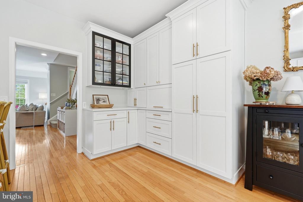 5439 SUMMER LEAF LANE
