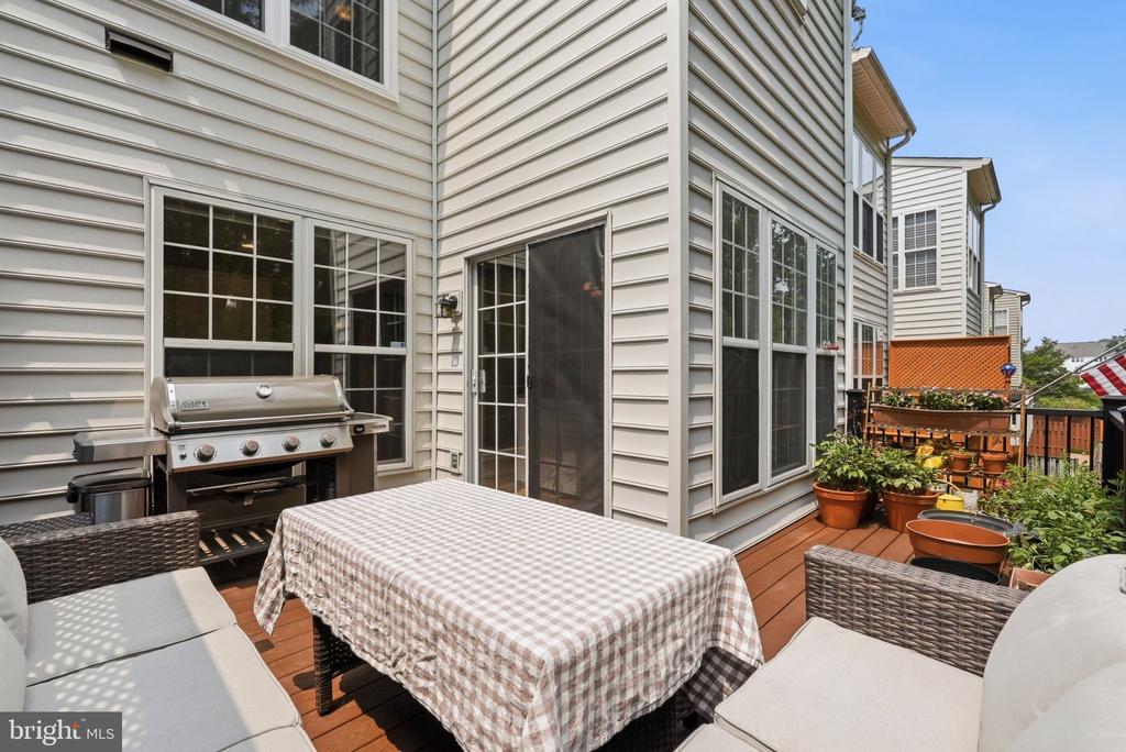 5439 SUMMER LEAF LANE
