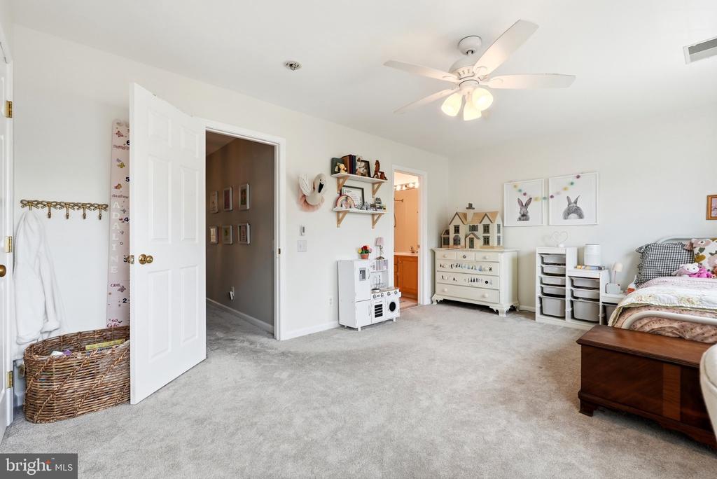 5439 SUMMER LEAF LANE