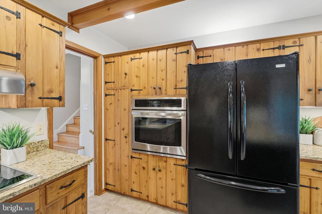 6527 BAY TREE COURT
