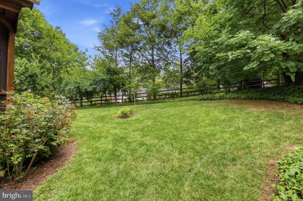 6527 BAY TREE COURT