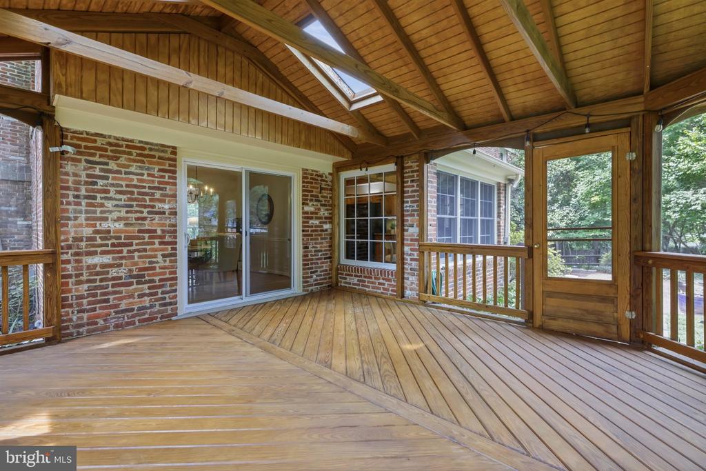 6527 BAY TREE COURT