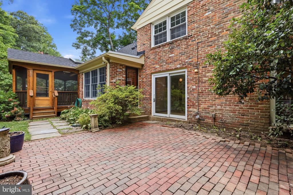6527 BAY TREE COURT