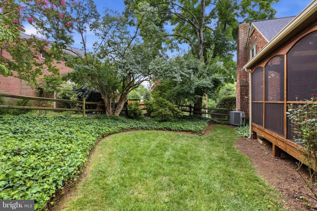 6527 BAY TREE COURT