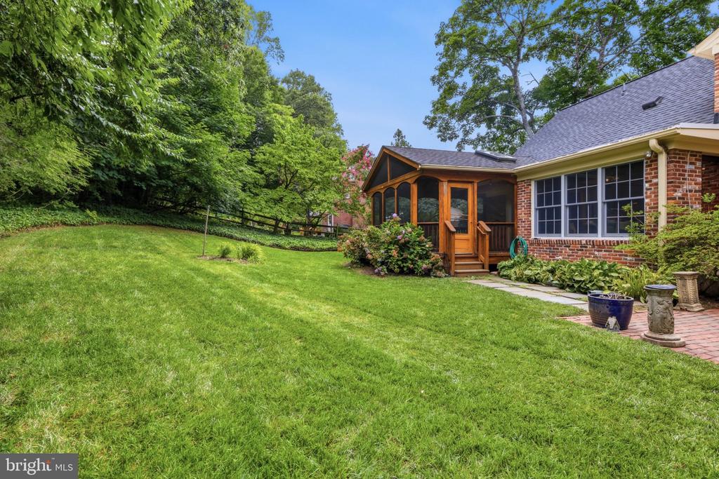 6527 BAY TREE COURT