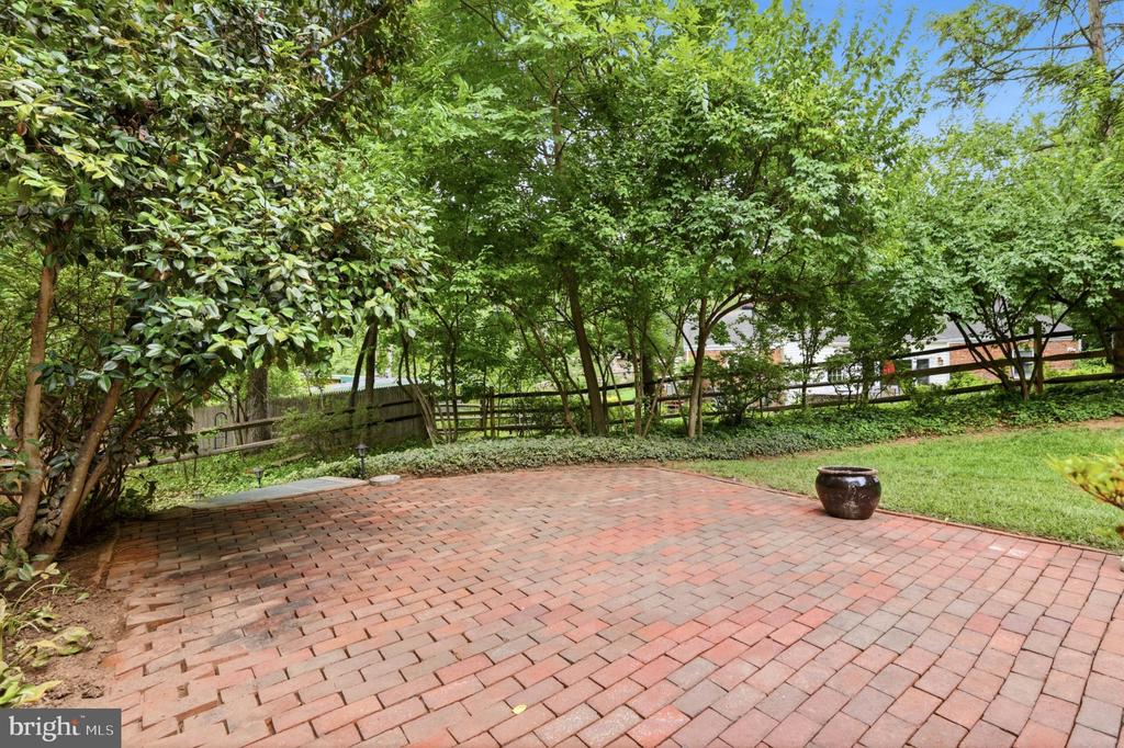 6527 BAY TREE COURT