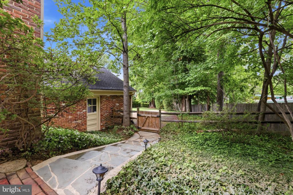 6527 BAY TREE COURT