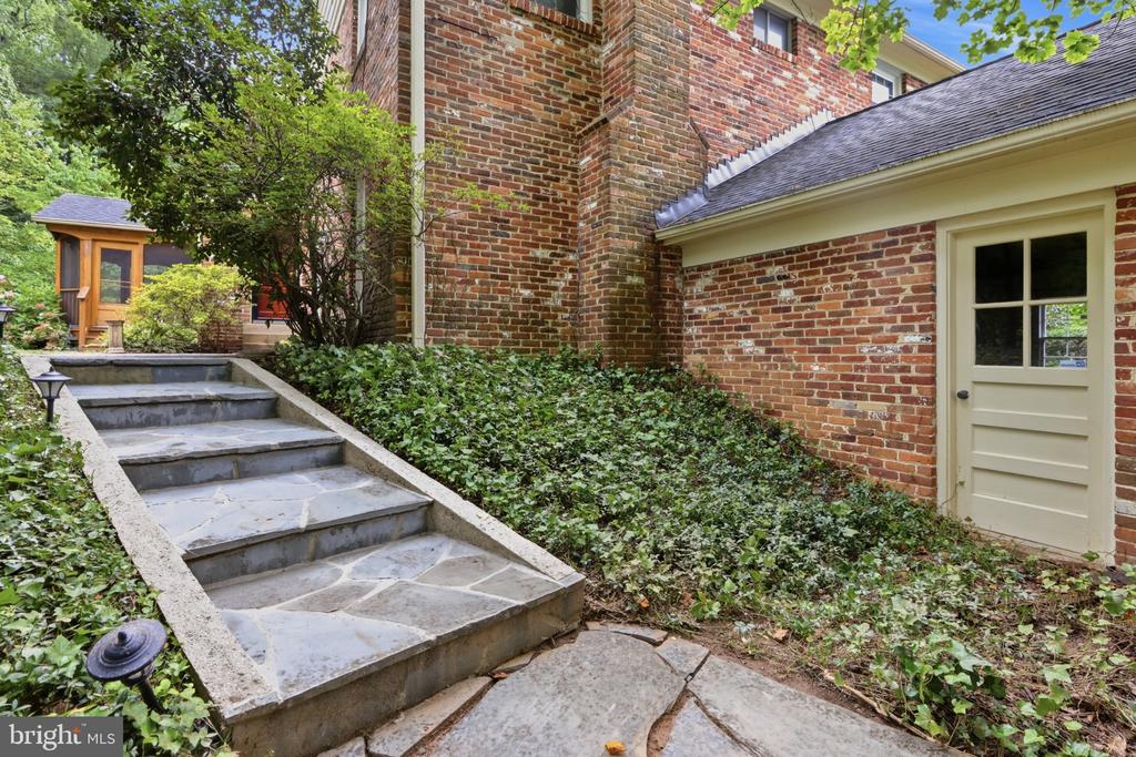 6527 BAY TREE COURT