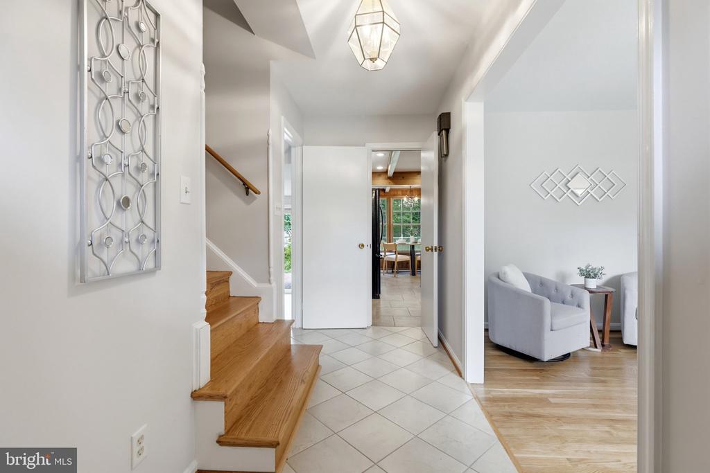 6527 BAY TREE COURT