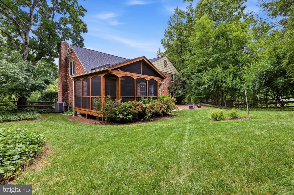 6527 BAY TREE COURT