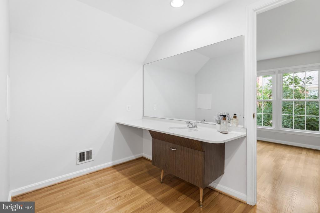 6527 BAY TREE COURT