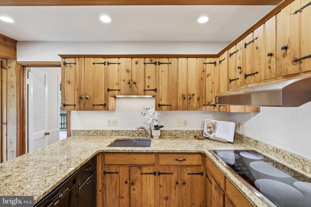 6527 BAY TREE COURT