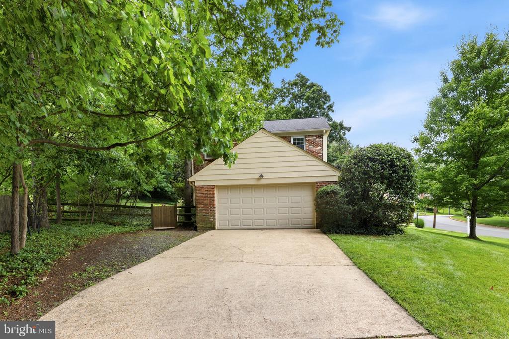 6527 BAY TREE COURT